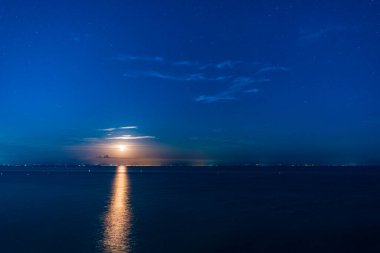 Terrazza a Mare Lignano, İtalya 'da sahne gece deniz manzarası