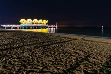Kış büyüsü. Sauris di Sopra 'nın antik ahşap evleri. İtalya