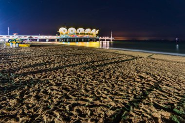 Kış büyüsü. Sauris di Sopra 'nın antik ahşap evleri. İtalya