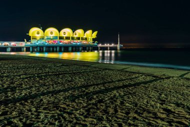 Terrazza a Mare Lignano, İtalya 'da sahne gece deniz manzarası