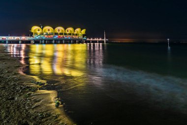 Terrazza a Mare Lignano, İtalya 'da sahne gece deniz manzarası