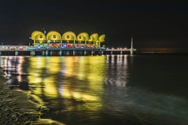 Terrazza a Mare Lignano, İtalya 'da sahne gece deniz manzarası
