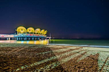 Terrazza a Mare Lignano, İtalya 'da sahne gece deniz manzarası