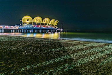 Terrazza a Mare Lignano, İtalya 'da sahne gece deniz manzarası