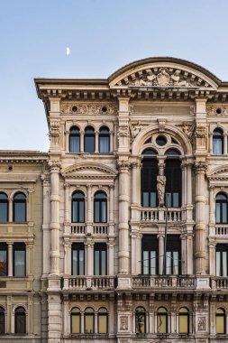 İtalya 'daki Trieste şehrinin gece manzarası
