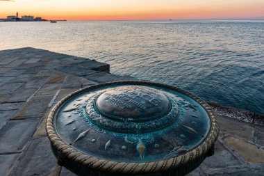 TRIESTE, İtalya - 15 ARALIK 2019: Trieste City ve Miramare Lake, İtalya 