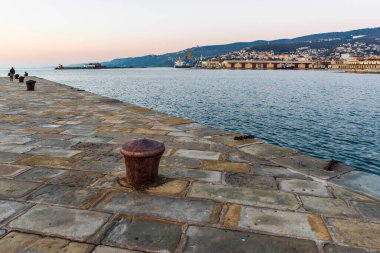 Trieste şehrinin kıyı şeridi yakınlarında güneş doğarken sabah yürüyüşü
