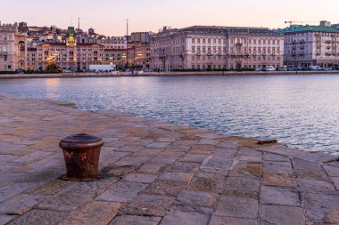 Trieste şehrinin kıyı şeridi yakınlarında güneş doğarken sabah yürüyüşü