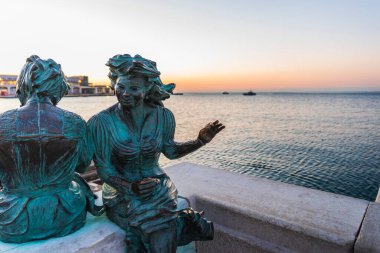 Trieste şehrinin kıyı şeridi yakınlarında güneş doğarken sabah yürüyüşü