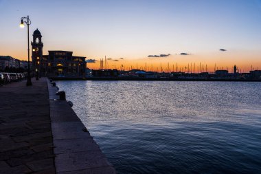 Trieste 'nin silueti. Gece atmosferik ışık. İtalya