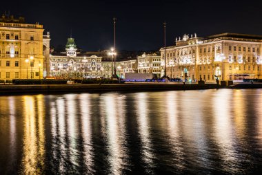 Geceleri İtalya 'da ışıkları olan Trieste şehir klasik binalarının güzel manzarası.