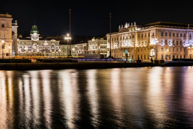 Geceleri İtalya 'da ışıkları olan Trieste şehir klasik binalarının güzel manzarası.