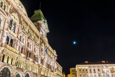 Geceleri İtalya 'da ışıkları olan Trieste şehir klasik binalarının güzel manzarası.