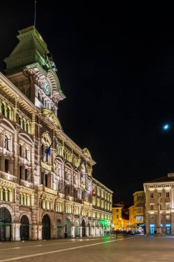 Geceleri İtalya 'da ışıkları olan Trieste şehir klasik binalarının güzel manzarası.