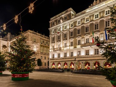Geceleri İtalya 'da ışıkları olan Trieste şehir klasik binalarının güzel manzarası.
