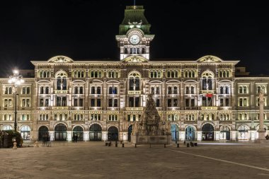 Geceleri İtalya 'da ışıkları olan Trieste şehir klasik binalarının güzel manzarası.