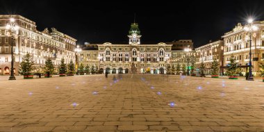 Geceleri İtalya 'da ışıkları olan Trieste şehir klasik binalarının güzel manzarası.