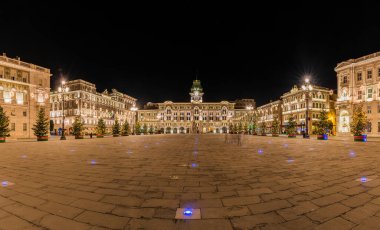 Geceleri İtalya 'da ışıkları olan Trieste şehir klasik binalarının güzel manzarası.
