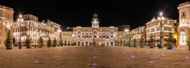 Geceleri İtalya 'da ışıkları olan Trieste şehir klasik binalarının güzel manzarası.