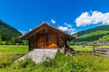 Görkemli Dolomitlerin manzarası Val Fiscalina, Güney Tyrol