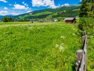 Görkemli Dolomitlerin manzarası Val Fiscalina, Güney Tyrol