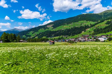 Görkemli Dolomitlerin manzarası Val Fiscalina, Güney Tyrol