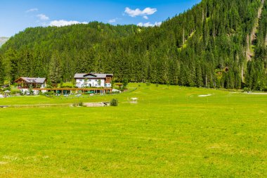 Görkemli Dolomitlerin manzarası Val Fiscalina, Güney Tyrol