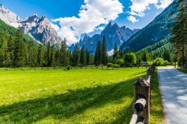 Görkemli Dolomitlerin manzarası Val Fiscalina, Güney Tyrol