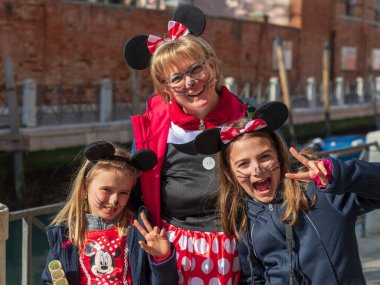 Venedik, İtalya 16 Şubat 2019: Venedik Karnavalı 'nda kostümlü mutlu aile.