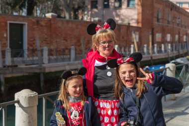 Venedik, İtalya 16 Şubat 2019: Venedik Karnavalı 'nda kostümlü mutlu aile.