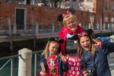 Venedik, İtalya 16 Şubat 2019: Venedik Karnavalı 'nda kostümlü mutlu aile.