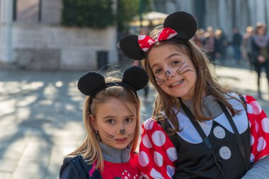 Venedik, İtalya 16 Şubat 2019: Venedik Karnavalı 'nda kostümlü mutlu aile.