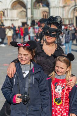 16 Şubat 2019 - Venedik, İtalya: Karnaval sırasında Venedik 'in güzel caddesi