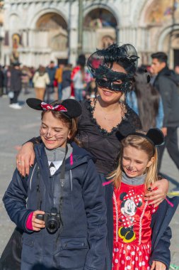 16 Şubat 2019 - Venedik, İtalya: Karnaval sırasında Venedik 'in güzel caddesi