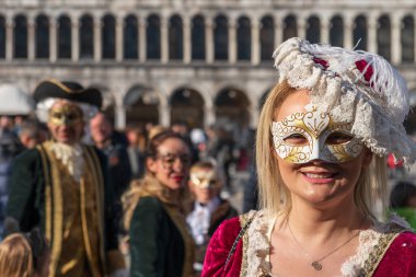 16 Şubat 2019 - Venedik, İtalya: Karnaval sırasında Venedik 'in güzel caddesi
