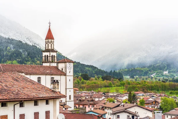 İtalya 'nın Friuli-Venezia Giulia bölgesinde Udine ilindeki Sutrio komünü manzarası