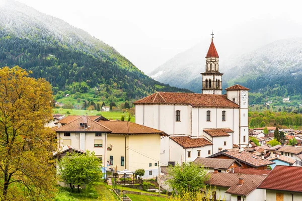 İtalya 'nın Friuli-Venezia Giulia bölgesinde Udine ilindeki Sutrio komünü manzarası