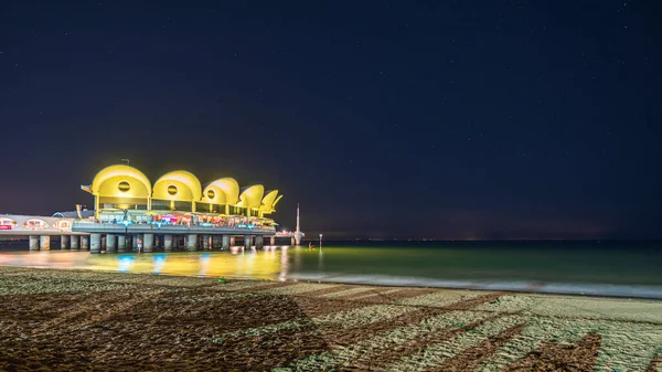 Terrazza a Mare Lignano, İtalya 'da sahne gece deniz manzarası
