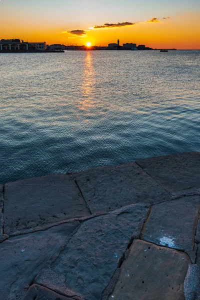 Trieste Audace Rıhtımından Gün Batımı Suyun Üzerindeki Ateş Renkleri Talya — Stok fotoğraf