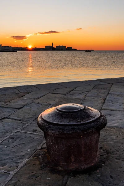 Trieste Audace Rıhtımından Gün Batımı Suyun Üzerindeki Ateş Renkleri Talya — Stok fotoğraf