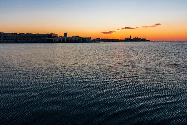 Trieste Audace Rıhtımından Gün Batımı Suyun Üzerindeki Ateş Renkleri Talya — Stok fotoğraf