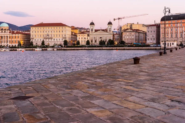 Passeio Matinal Durante Nascer Sol Perto Costa Cidade Trieste — Fotografia de Stock