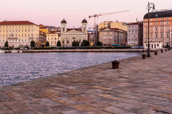 Passeio Matinal Durante Nascer Sol Perto Costa Cidade Trieste — Fotografia de Stock