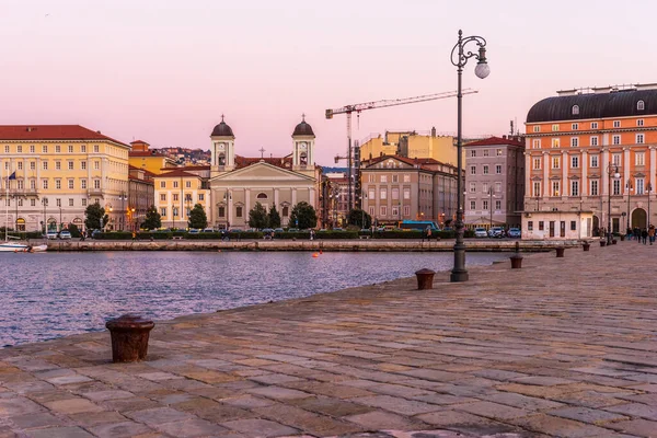 Poranny Spacer Podczas Wschodu Słońca Pobliżu Wybrzeża Miasta Triest — Zdjęcie stockowe