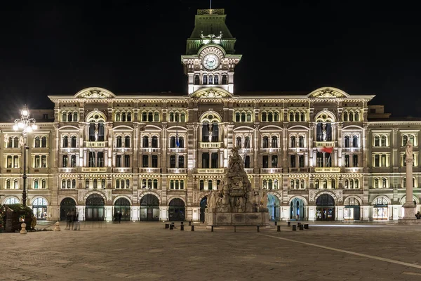 Geceleri İtalya 'da ışıkları olan Trieste şehir klasik binalarının güzel manzarası.