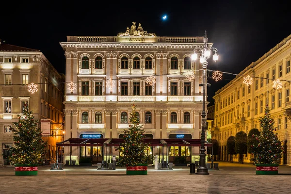 Hermosa Vista Ciudad Trieste Edificios Vintage Por Noche Con Luces — Foto de Stock