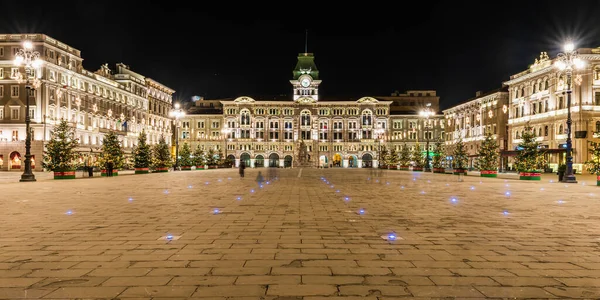 Geceleri İtalya 'da ışıkları olan Trieste şehir klasik binalarının güzel manzarası.