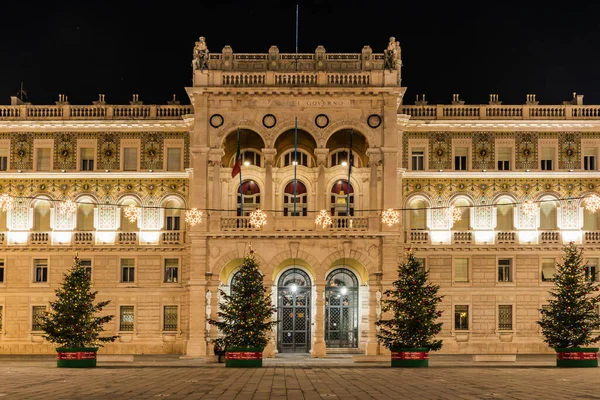 Hermosa Vista Ciudad Trieste Edificios Vintage Por Noche Con Luces — Foto de Stock