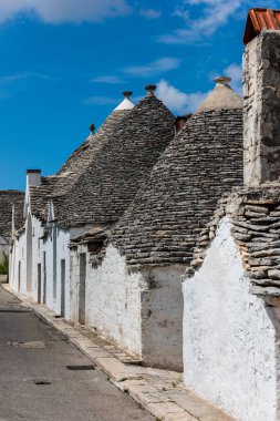 Konik çatıları olan eşsiz Trulli evleri, Alberobello, küçük bir kasaba ve Metropolitan Şehri Bari, Apulia, Güney İtalya, UNESCO Dünya Mirası komünü