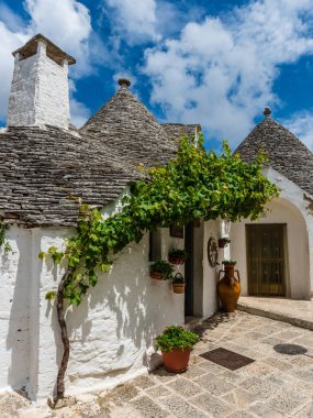 İtalya 'nın Alberobello köyündeki geleneksel trulli evleri